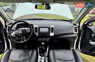Внедорожник / Кроссовер Mitsubishi Outlander 2012 в 