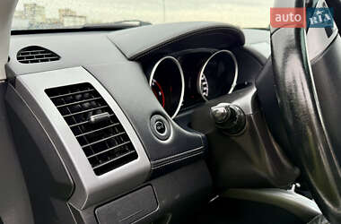 Внедорожник / Кроссовер Mitsubishi Outlander 2012 в 