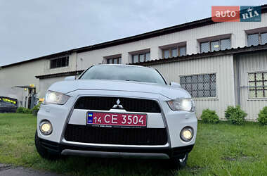 Внедорожник / Кроссовер Mitsubishi Outlander 2012 в 