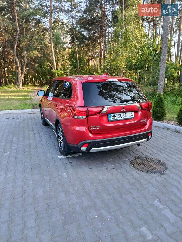 Внедорожник / Кроссовер Mitsubishi Outlander 2017 в Луцке