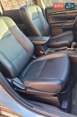 Внедорожник / Кроссовер Mitsubishi Outlander 2015 в 