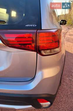 Внедорожник / Кроссовер Mitsubishi Outlander 2015 в 