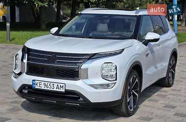 Позашляховик / Кросовер Mitsubishi Outlander 2023 в 