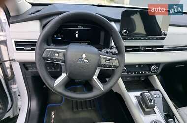 Позашляховик / Кросовер Mitsubishi Outlander 2023 в 