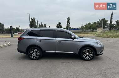 Внедорожник / Кроссовер Mitsubishi Outlander 2017 в 