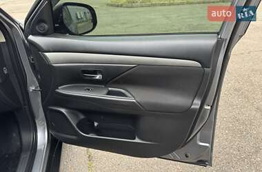 Внедорожник / Кроссовер Mitsubishi Outlander 2017 в 