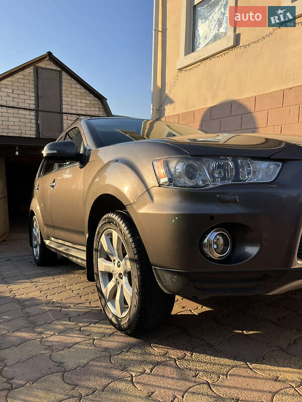 Позашляховик / Кросовер Mitsubishi Outlander 2011 в Окнах