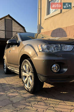 Внедорожник / Кроссовер Mitsubishi Outlander 2011 в 