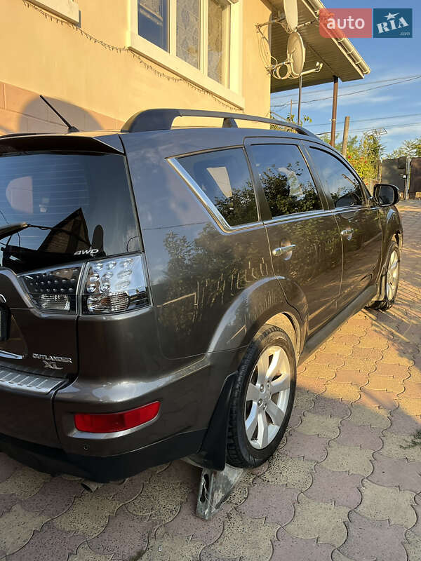 Позашляховик / Кросовер Mitsubishi Outlander 2011 в Окнах