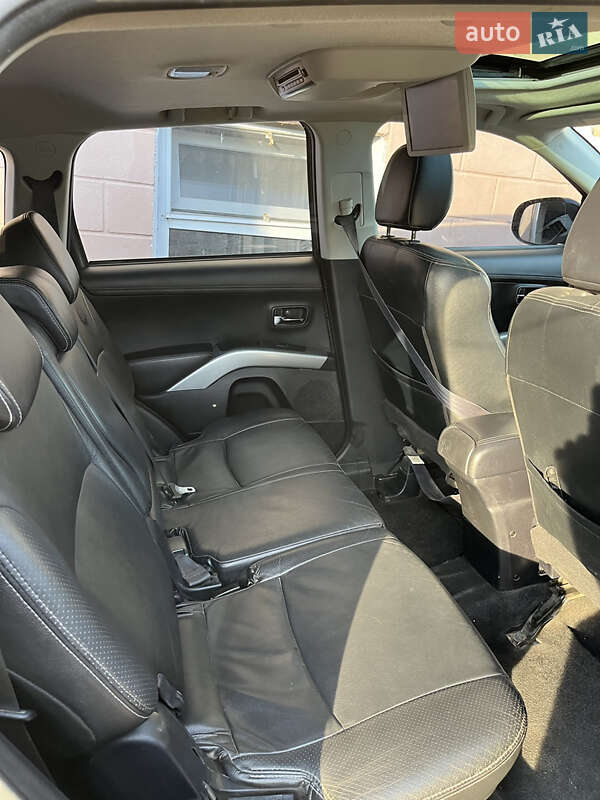 Позашляховик / Кросовер Mitsubishi Outlander 2011 в Окнах