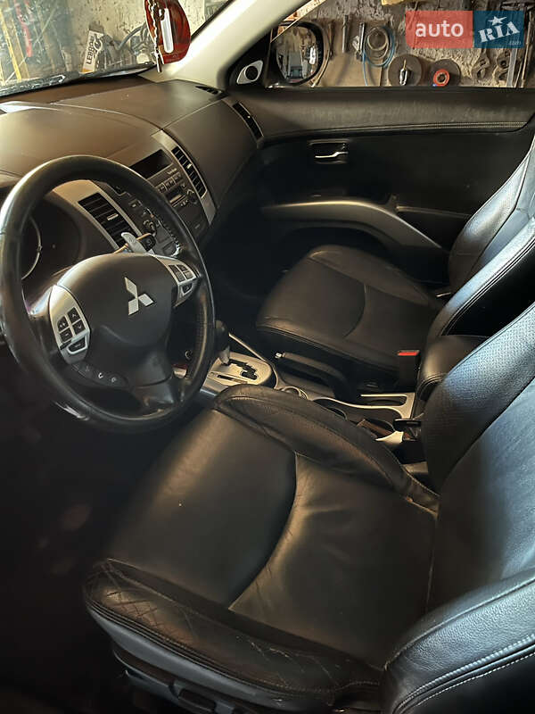 Позашляховик / Кросовер Mitsubishi Outlander 2011 в Окнах