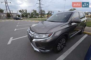 Внедорожник / Кроссовер Mitsubishi Outlander 2015 в 