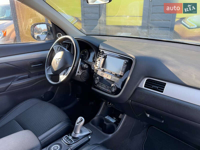 Позашляховик / Кросовер Mitsubishi Outlander 2014 в Стрию