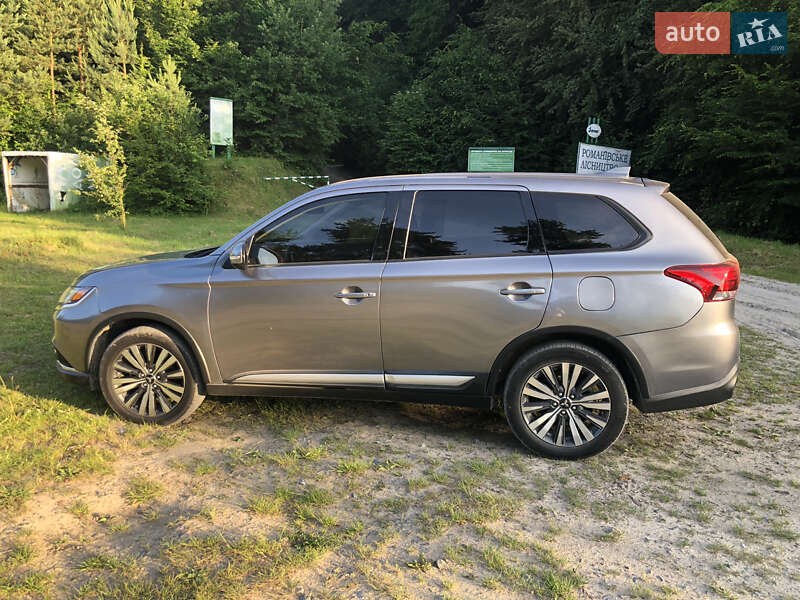 Позашляховик / Кросовер Mitsubishi Outlander 2019 в Львові