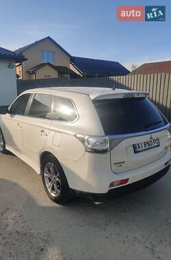 Внедорожник / Кроссовер Mitsubishi Outlander 2013 в 