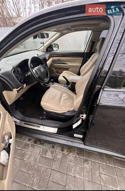 Внедорожник / Кроссовер Mitsubishi Outlander 2013 в 