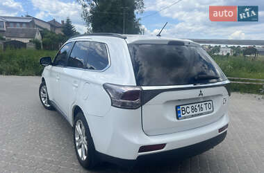 Внедорожник / Кроссовер Mitsubishi Outlander 2012 в 
