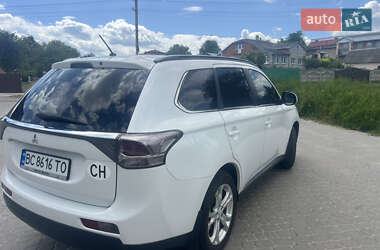Внедорожник / Кроссовер Mitsubishi Outlander 2012 в 