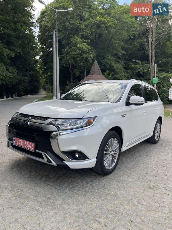 Позашляховик / Кросовер Mitsubishi Outlander 2021 в Чернівцях
