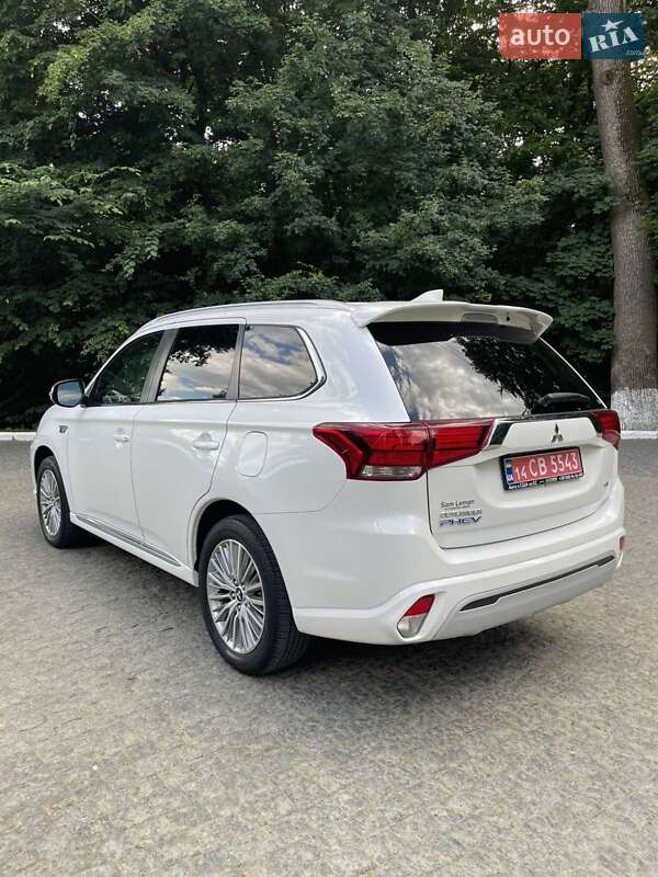 Позашляховик / Кросовер Mitsubishi Outlander 2021 в Чернівцях