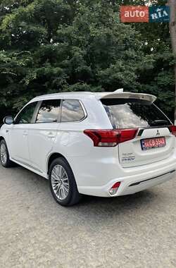 Внедорожник / Кроссовер Mitsubishi Outlander 2021 в 
