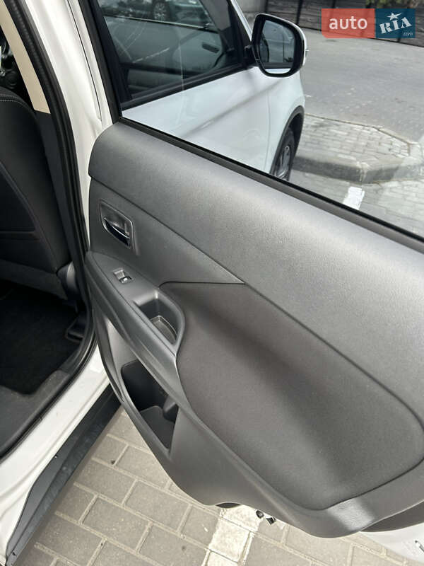 Позашляховик / Кросовер Mitsubishi Outlander 2017 в Дніпрі