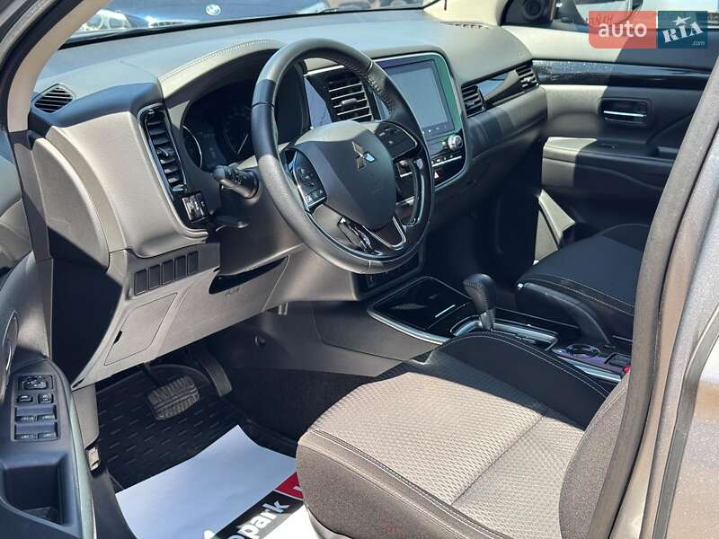 Внедорожник / Кроссовер Mitsubishi Outlander 2021 в Запорожье