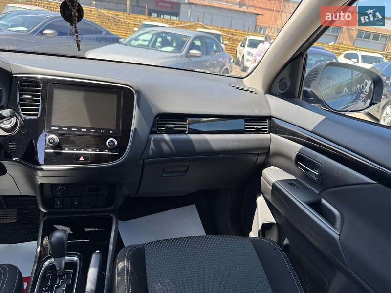 Внедорожник / Кроссовер Mitsubishi Outlander 2021 в Запорожье