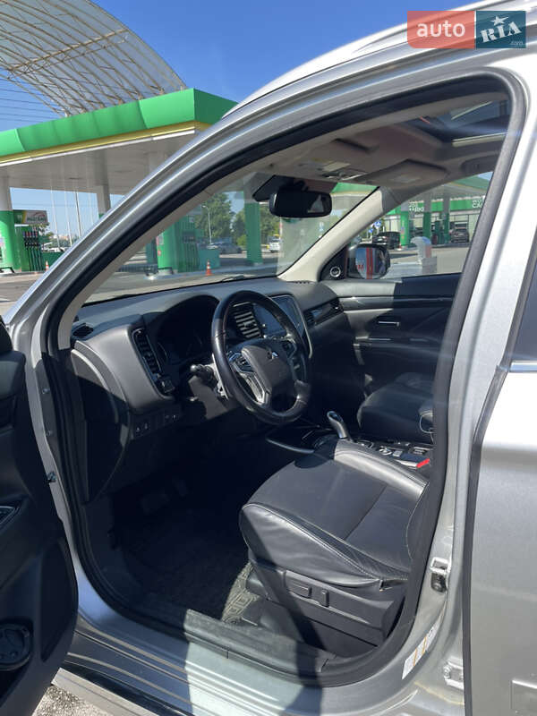 Позашляховик / Кросовер Mitsubishi Outlander 2018 в Києві