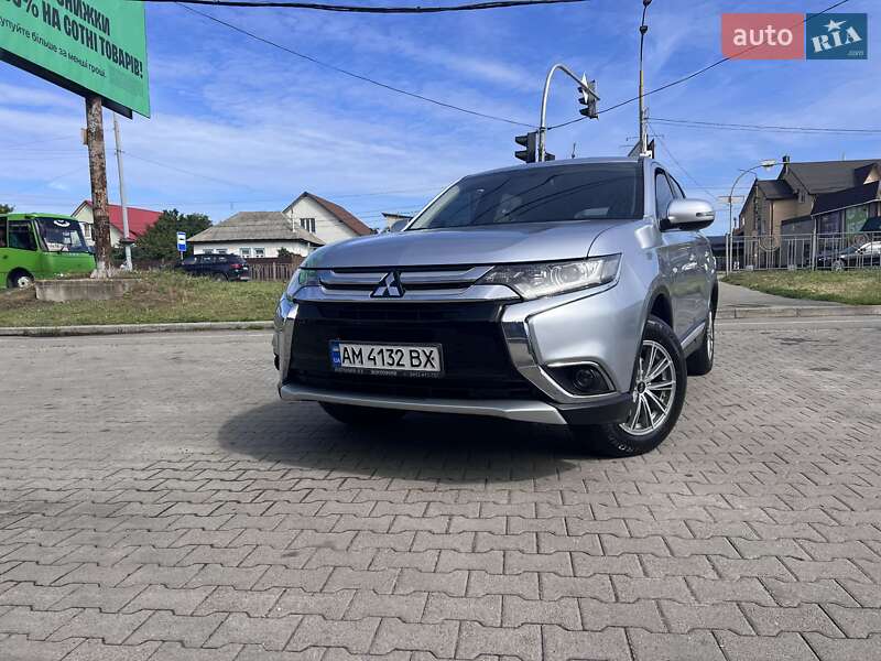 Внедорожник / Кроссовер Mitsubishi Outlander 2016 в Киеве