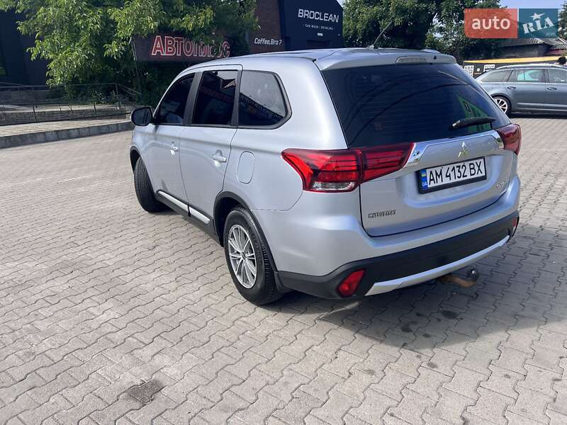 Внедорожник / Кроссовер Mitsubishi Outlander 2016 в Киеве