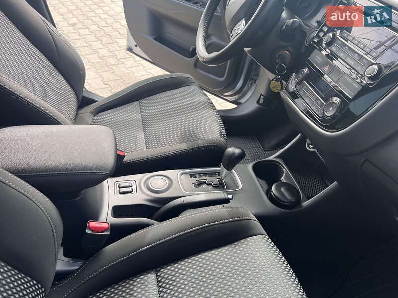 Внедорожник / Кроссовер Mitsubishi Outlander 2016 в Киеве
