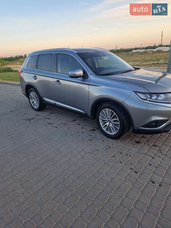 Внедорожник / Кроссовер Mitsubishi Outlander 2020 в Львове