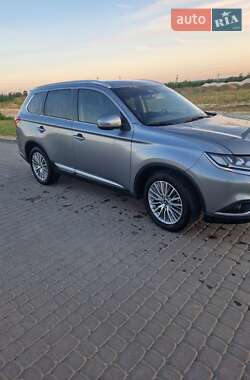 Внедорожник / Кроссовер Mitsubishi Outlander 2020 в 