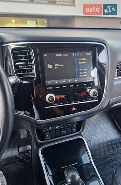 Внедорожник / Кроссовер Mitsubishi Outlander 2020 в 