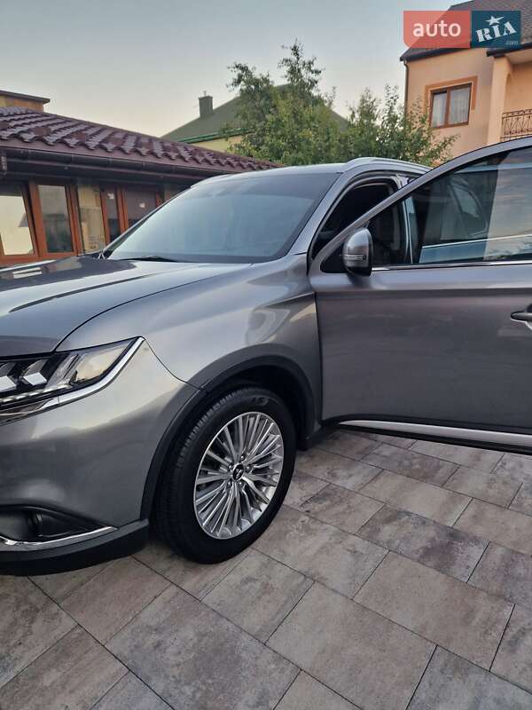 Внедорожник / Кроссовер Mitsubishi Outlander 2020 в Львове