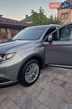 Внедорожник / Кроссовер Mitsubishi Outlander 2020 в 