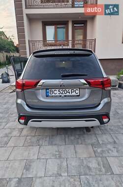 Внедорожник / Кроссовер Mitsubishi Outlander 2020 в 