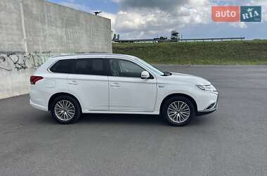 Внедорожник / Кроссовер Mitsubishi Outlander 2016 в 