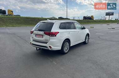Внедорожник / Кроссовер Mitsubishi Outlander 2016 в 