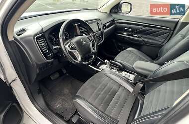 Внедорожник / Кроссовер Mitsubishi Outlander 2016 в 