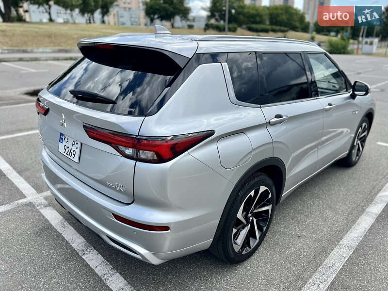 Внедорожник / Кроссовер Mitsubishi Outlander 2023 в Киеве