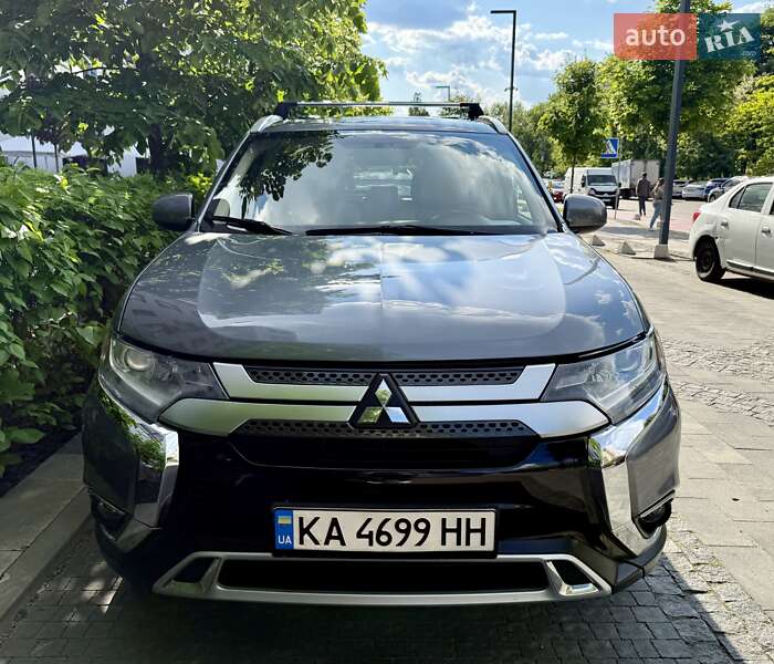 Внедорожник / Кроссовер Mitsubishi Outlander 2017 в Киеве
