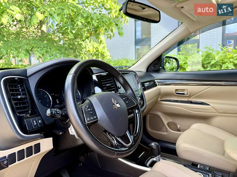 Внедорожник / Кроссовер Mitsubishi Outlander 2017 в Киеве