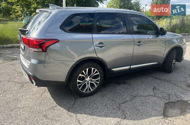 Внедорожник / Кроссовер Mitsubishi Outlander 2017 в 