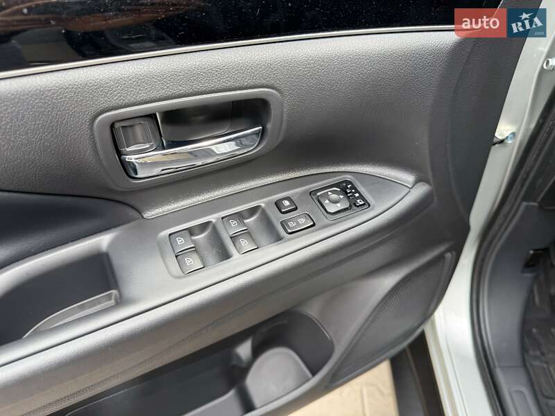 Внедорожник / Кроссовер Mitsubishi Outlander 2023 в Киеве