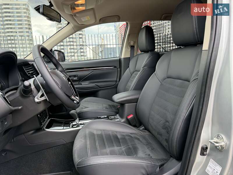 Внедорожник / Кроссовер Mitsubishi Outlander 2023 в Киеве