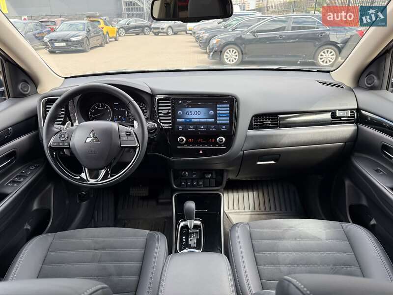 Внедорожник / Кроссовер Mitsubishi Outlander 2023 в Киеве
