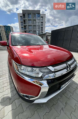 Внедорожник / Кроссовер Mitsubishi Outlander 2015 в 