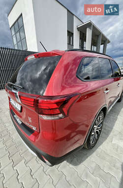 Внедорожник / Кроссовер Mitsubishi Outlander 2015 в 